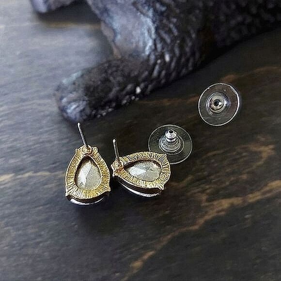 Vtg faceted faux crystal teardrop studs - Picture 8 of 10